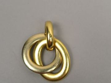 POMELATTO. Pendentif en or, trois anneaux. Signé. Poids : 29,5 g. Avec