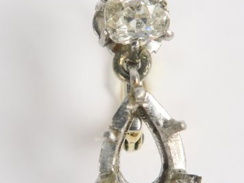 Boucle d’oreille sertie d’un diamant taille ancienne (égrisures)