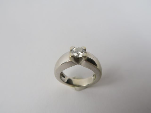 Solitaire, taille moderne de 0,66 carats environ, avec son certificat.