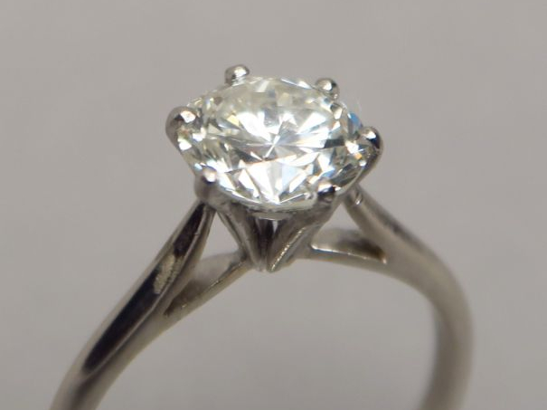 Solitaire, taille brillant de 1,80 carats environ. J, SI 1. Poids tel 