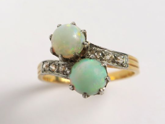 Bague en or, ornée de deux opales en cabochon, la monture sertie de ro