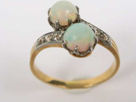 Bague en or, ornée de deux opales en cabochon, la monture sertie de ro