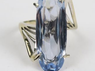Bague ornée d'une grande topaze bleue, sur une monture originale en or