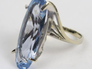 Bague ornée d'une grande topaze bleue, sur une monture originale en or