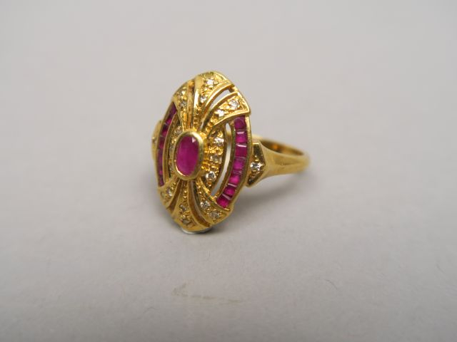Bague en or, ornée d'un rubis central, de petites roses et de rubis ca