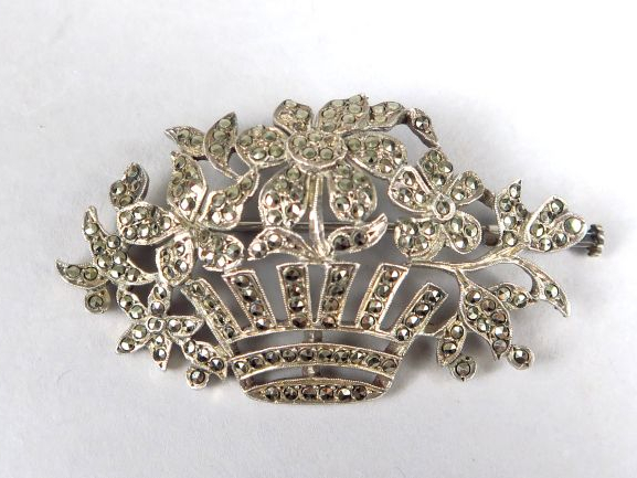 Broche en argent et marcassites figurant un panier de fleurs. Poids : 