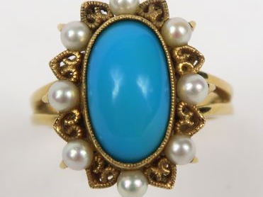 Bague en or, ornée d'une turquoise dans un entourage de perles. Poids 