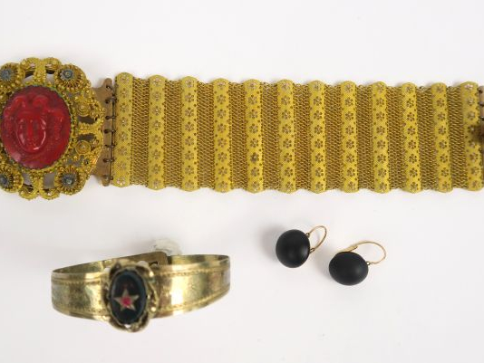 Bracelet Napoléon III en pomponne, médaille ajourée orné d’un camée fi