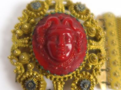 Bracelet Napoléon III en pomponne, médaille ajourée orné d’un camée fi