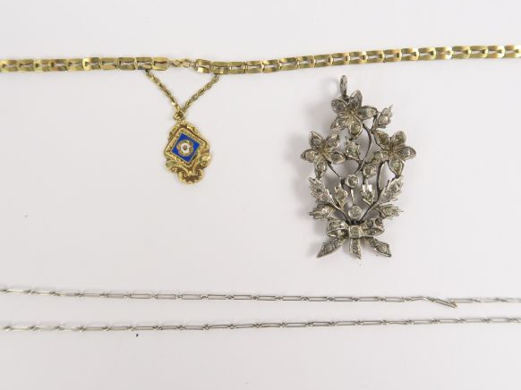 Chaîne en platine (2.65 g), et pendentif en argent et pierres à l’imit