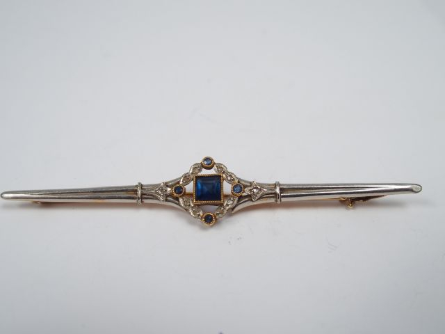 Broche Art Déco en or jaune et blanc, ornée d'un saphir central entour