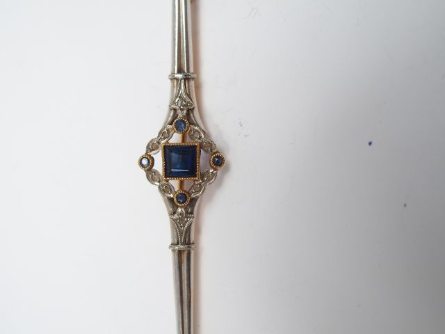 Broche Art Déco en or jaune et blanc, ornée d'un saphir central entour