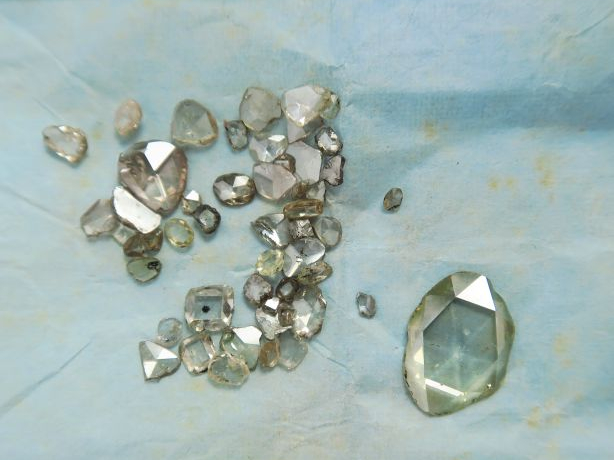 Diamants taillés en rose (démontés de bijoux anciens)