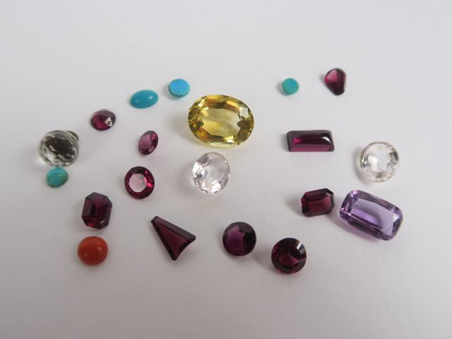 Ensemble de pierres de couleurs et verroteries