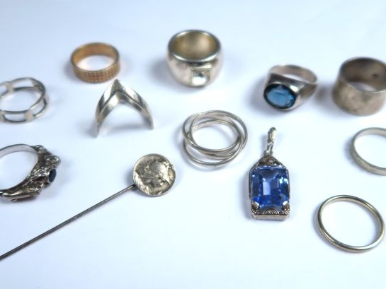 Ensemble de bijoux en argent et pierres fantaisie. Poids tel : 55,5 g