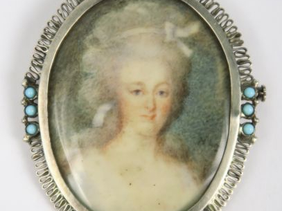 Broche en argent ornée d'une miniature figurant un portrait de femme d