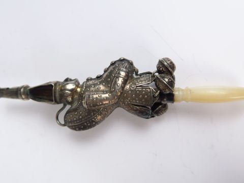 Hochet siffleur XIXe en argent, figurant polichinelle. Retenant quatre