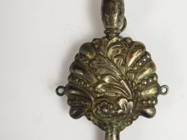 Vente aux enchères Partie supérieure de hochet siffleur  XIXe en argent repoussé, à décor