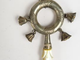 Vente aux enchères Hochet siffleur XIXe en argent ciselé à décor de fleurs, retenant quat