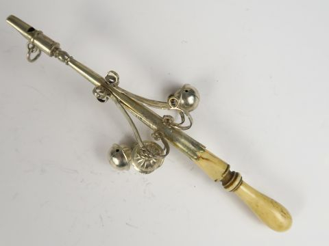 Hochet siffleur  XIXe en argent, retenant trois grelots (en manque un)