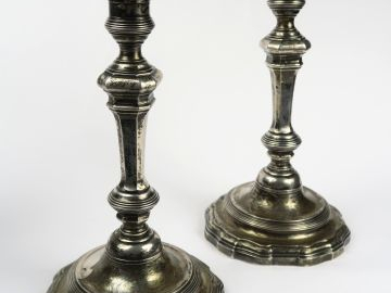 Deux bougeoirs en argent XVIIIe. Paris.  Poids : 1240 g