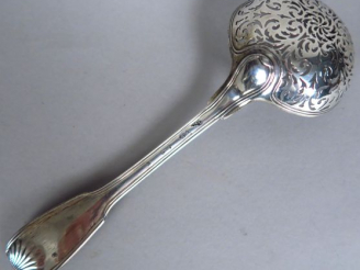 Vente aux enchères Saupoudreuse en argent XVIIIe. Longeur : 20,5 cm. Poids 88 g