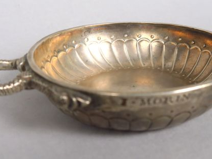 Taste vin en argent XVIIIe, prise en forme de serpent. Gravé I. Morin.