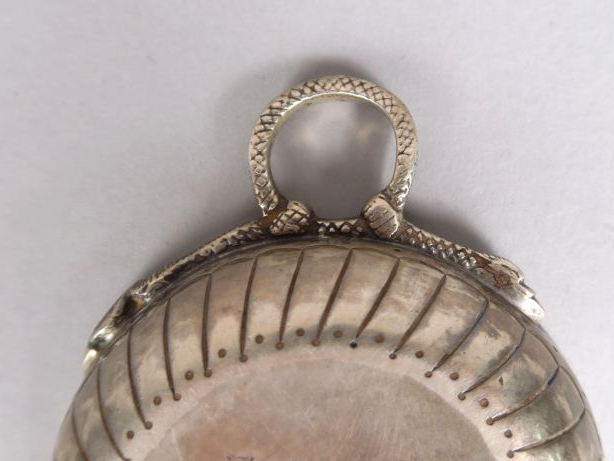 Taste vin en argent XVIIIe, prise en forme de serpent. Gravé I. Morin.