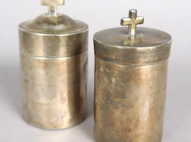 Deux ampoules à huile sainte XVIIIe en argent. Poids : 59 g (restaurat
