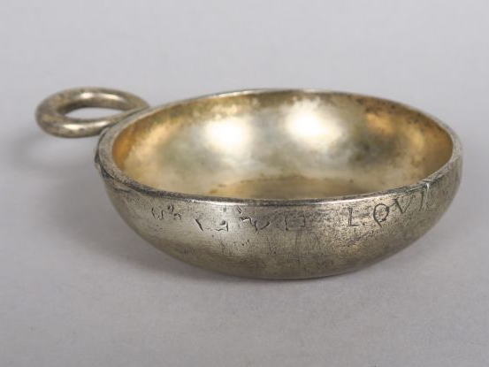 Taste vin en argent XVIIIe, prise en forme de serpent stylisé. Gravé. 