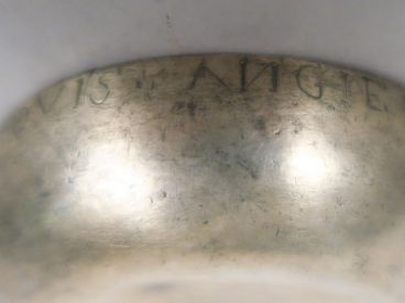 Taste vin en argent XVIIIe, prise en forme de serpent stylisé. Gravé. 