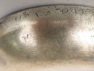 Taste vin en argent XVIIIe, prise en forme de serpent stylisé. Gravé. 