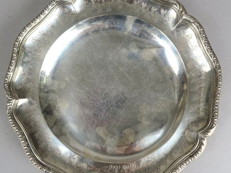 Plat rond en argent à décor de palmettes, monogrammé dans un cartouche