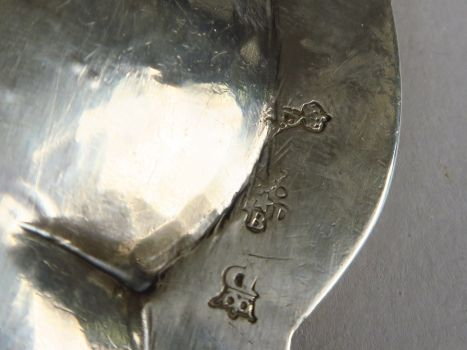 Plat rond en argent à décor de palmettes, monogrammé dans un cartouche