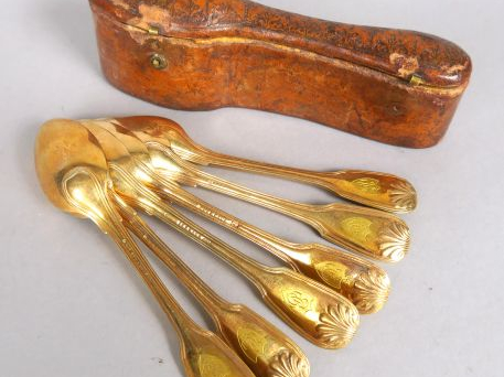 Suite de 6 cuillères en vermeil, monogrammées, dans un étui en cuir XV