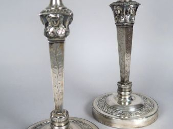 Paire de bougeoirs XIXe en argent, poinçon Vieillard, à décor de buste