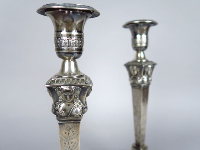 Paire de bougeoirs XIXe en argent, poinçon Vieillard, à décor de buste