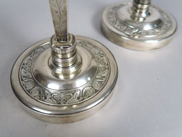 Paire de bougeoirs XIXe en argent, poinçon Vieillard, à décor de buste