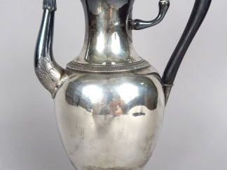 Verseuse en argent Empire, à décor de frises de feuilles d'eau, bec en