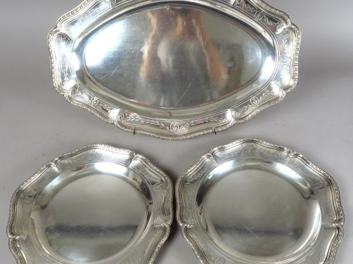 Plat ovale et paire de plats ronds en argent, poinçon Minerve, à décor