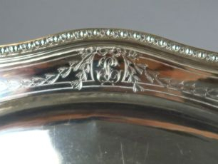 Plat ovale et paire de plats ronds en argent, poinçon Minerve, à décor