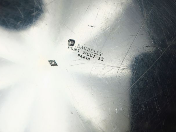 Plat ovale et paire de plats ronds en argent, poinçon Minerve, à décor