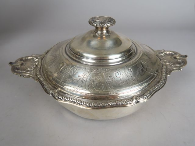 Légumier en argent, pionçon Minerve, prises à décor de coquille et de 