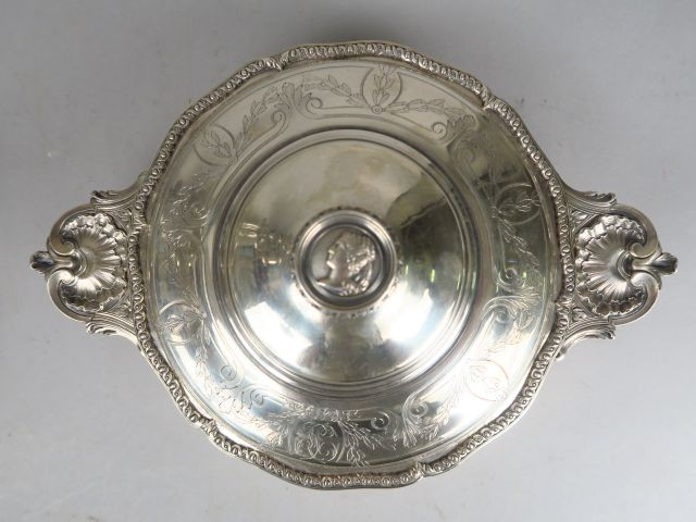 Légumier en argent, pionçon Minerve, prises à décor de coquille et de 