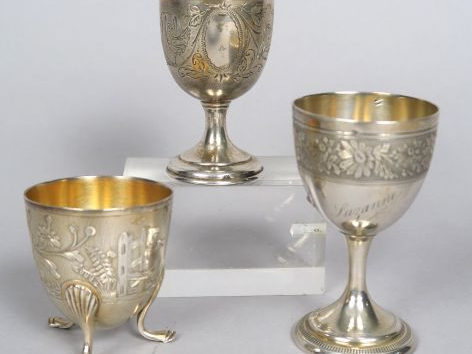 Trois coquetiers en argent, poinçon Minerve (deux gravés). Poids : 94 