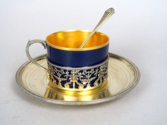 Vente aux enchères Tasse en porcelaine de style Louis XVI, monture et sous tasse en verme