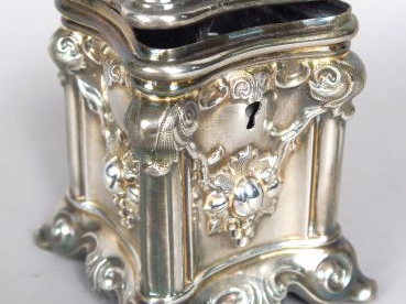 Tirelire en argent, à décor de guirlandes de fruits et de rocaille. Po