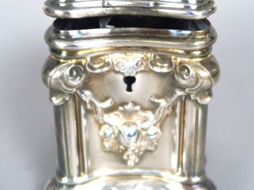 Tirelire en argent, à décor de guirlandes de fruits et de rocaille. Po