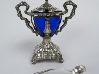 Vente aux enchères Moutardier Napoléon III en argent, poinçon Minerve, on y joint une cui