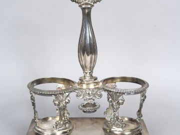 Monture d'huilier en argent, poinçon Minerve, à décor de rinceaux, de 